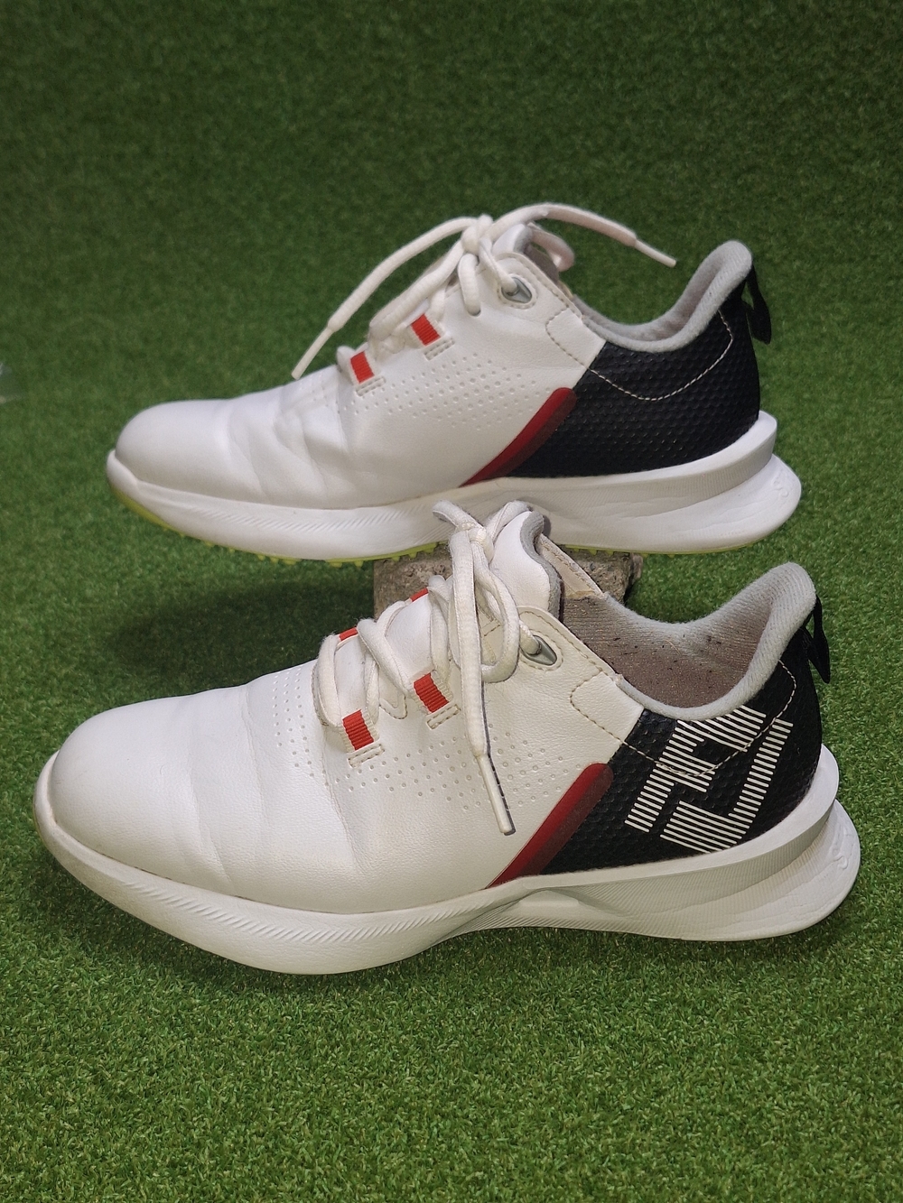 FootJoy Junior Fuel Spikeless Golf Shoes White with Black Red Trim 45034 Size 1